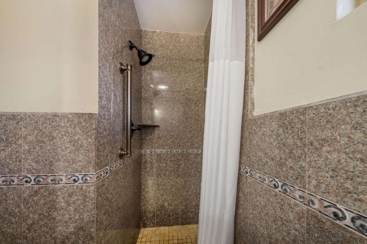 Clarion Collection Carmel Oaks Inn Ngoại thất bức ảnh